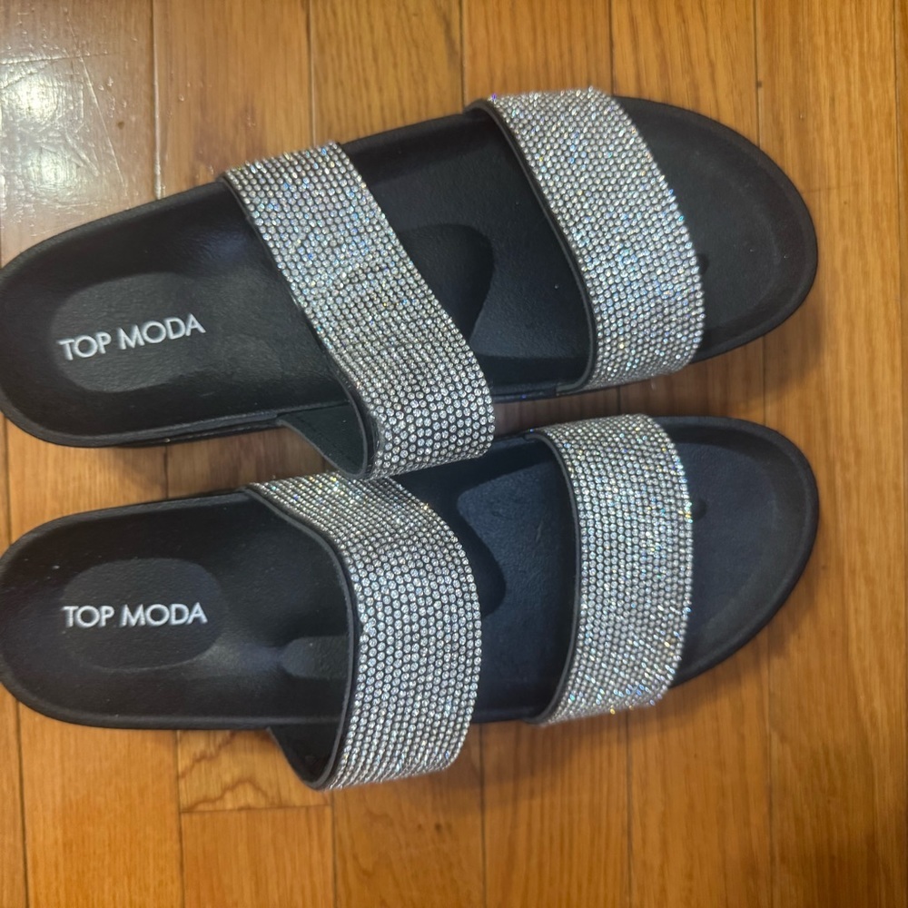 NWOT TOP Moda Women's Black Sandals with Silver Straps